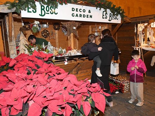 Maó inaugura la Fira de Nadal, el belén gigante y entrega la Medalla de Oro de la ciudad a la Creu Roja