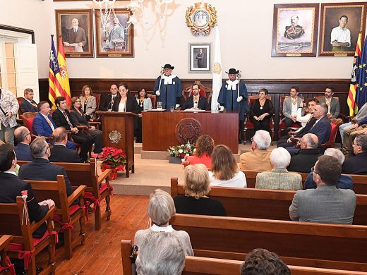 Maó inaugura la Fira de Nadal, el belén gigante y entrega la Medalla de Oro de la ciudad a la Creu Roja