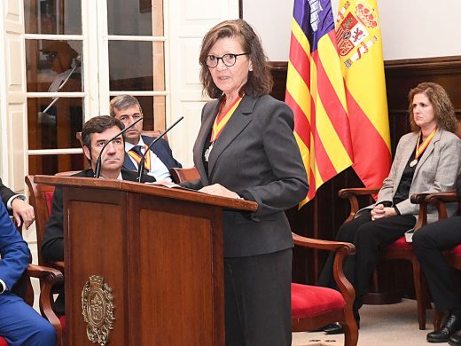 Maó inaugura la Fira de Nadal, el belén gigante y entrega la Medalla de Oro de la ciudad a la Creu Roja