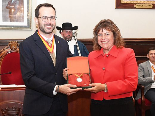 Maó inaugura la Fira de Nadal, el belén gigante y entrega la Medalla de Oro de la ciudad a la Creu Roja