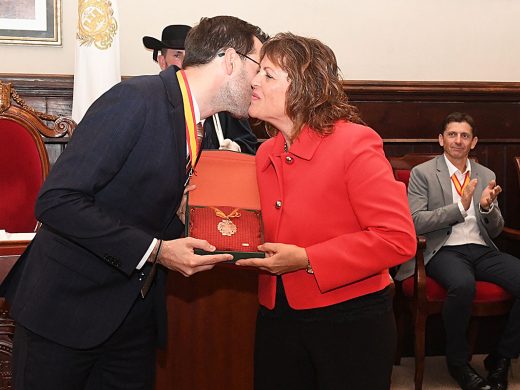 Maó inaugura la Fira de Nadal, el belén gigante y entrega la Medalla de Oro de la ciudad a la Creu Roja