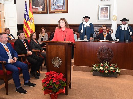 Maó inaugura la Fira de Nadal, el belén gigante y entrega la Medalla de Oro de la ciudad a la Creu Roja