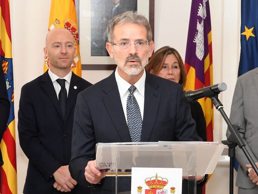 (La foto) Menorca conmemora el 46 aniversario de la Constitución