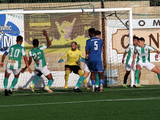 (Fotos) Un caos de 15 minutos hunde al Migjorn ante el Binissalem (2-3)