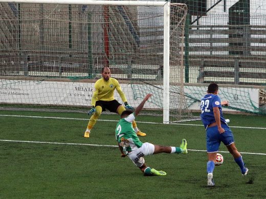 (Fotos) Un caos de 15 minutos hunde al Migjorn ante el Binissalem (2-3)