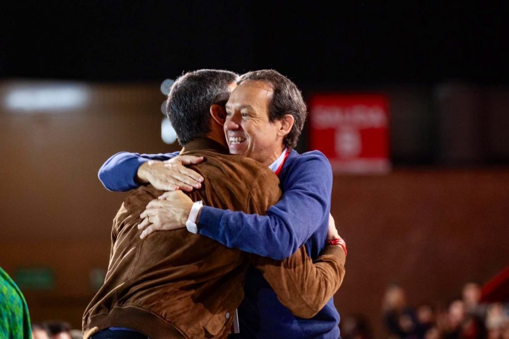 Marc Pons se abraza a Pedro Sánchez.