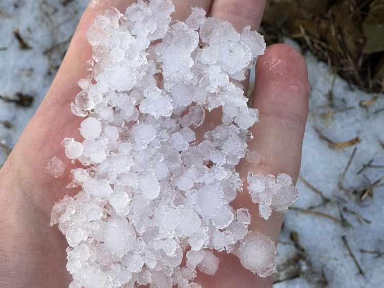 Los restos de granizo aún eran visibles durante la mañana.