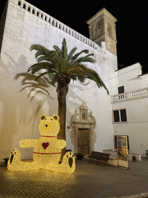 El banco estaba situado delante del oso para poder fotografiarse junto al elemento navideño.