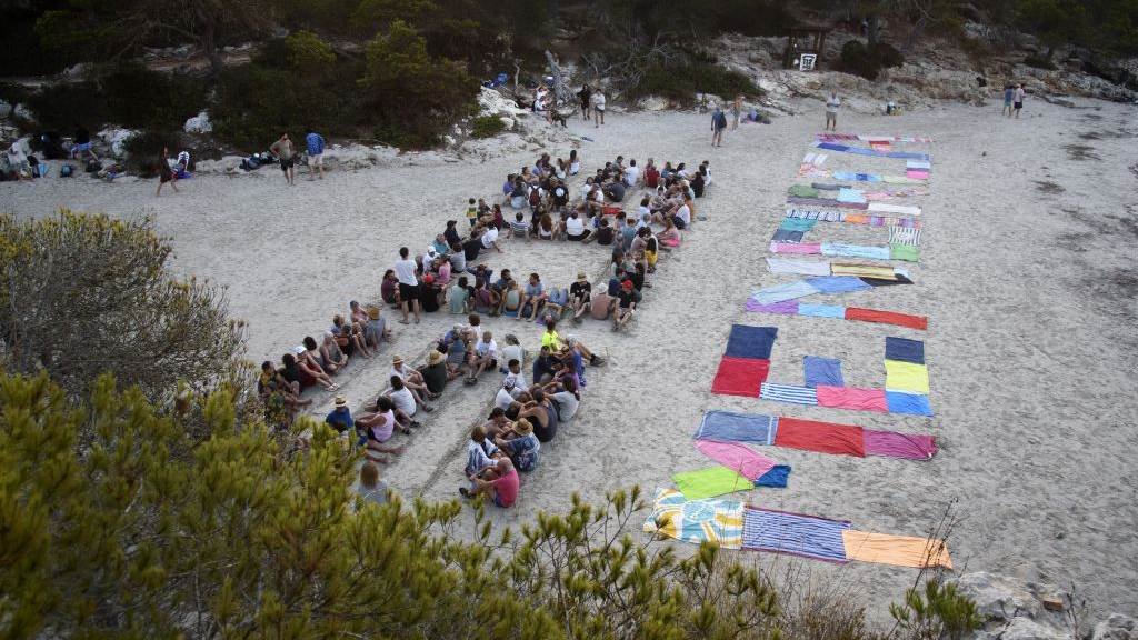 Anterior acción de protesta en una de las playas de Menorca.