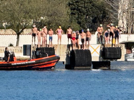 (Fotos) 15 nadadores desafían a las bajas temperaturas y cruzan a nado el puerto de Maó