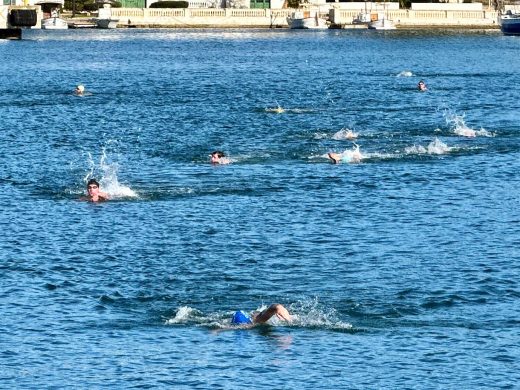 (Fotos) 15 nadadores desafían a las bajas temperaturas y cruzan a nado el puerto de Maó