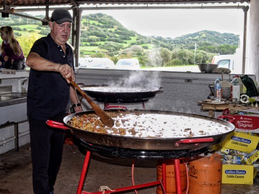 (Fotos) Folk, baile y paella en Es Mercadal