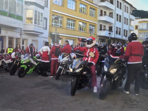 (Fotos) Papá Noel se sube a la moto en Menorca