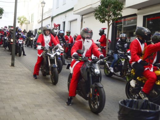 (Fotos) Papá Noel se sube a la moto en Menorca