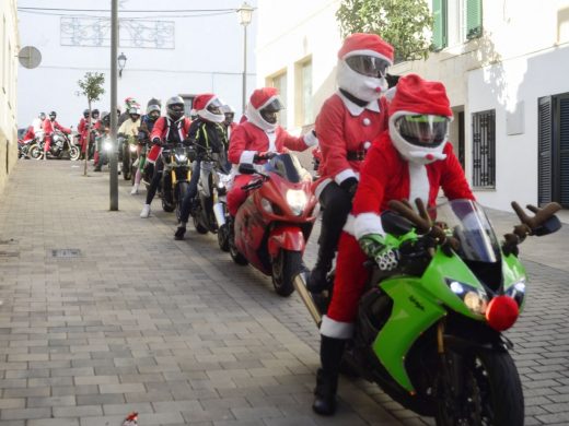 (Fotos) Papá Noel se sube a la moto en Menorca