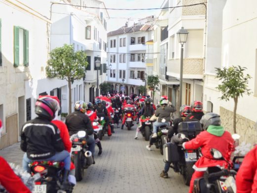 (Fotos) Papá Noel se sube a la moto en Menorca