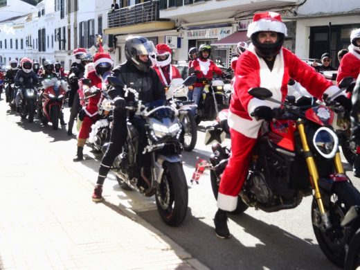 (Fotos) Papá Noel se sube a la moto en Menorca