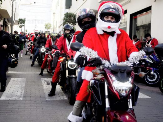 (Fotos) Papá Noel se sube a la moto en Menorca