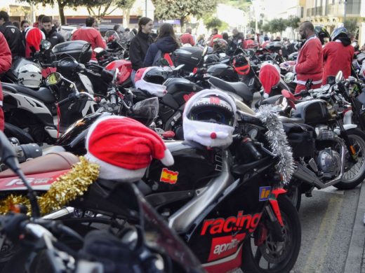 (Fotos) Papá Noel se sube a la moto en Menorca