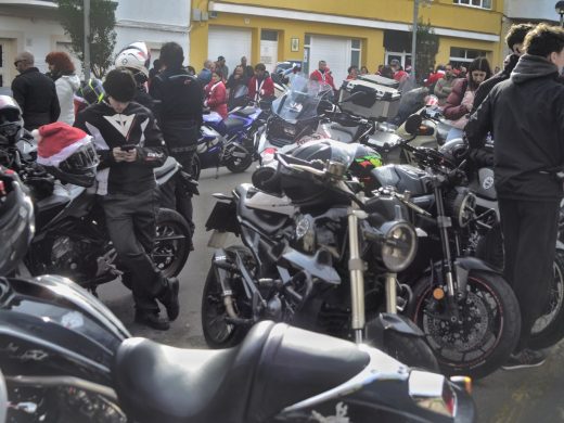 (Fotos) Papá Noel se sube a la moto en Menorca