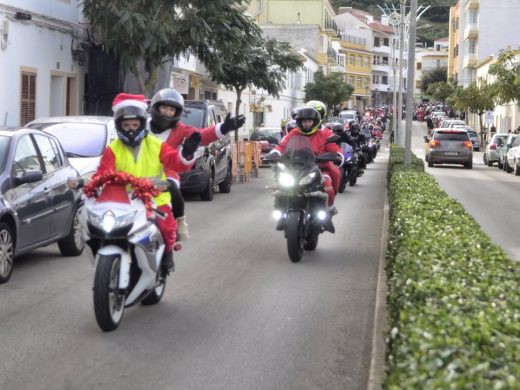 (Fotos) Papá Noel se sube a la moto en Menorca