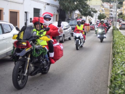 (Fotos) Papá Noel se sube a la moto en Menorca