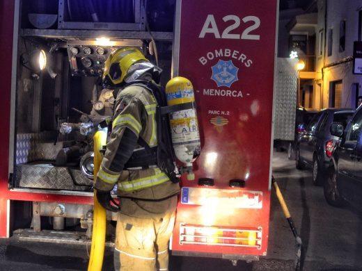 (Fotos) Alarma en Ferreries al quemarse el tubo de una chimenea