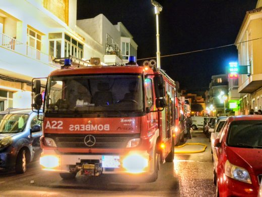 (Fotos) Alarma en Ferreries al quemarse el tubo de una chimenea