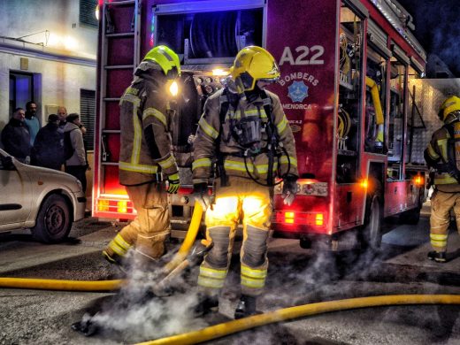 (Fotos) Alarma en Ferreries al quemarse el tubo de una chimenea