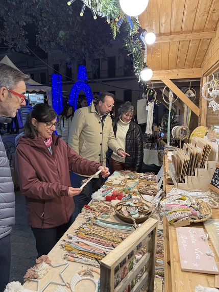 El alcalde José Luis Benejam, visitando el mercadillo.