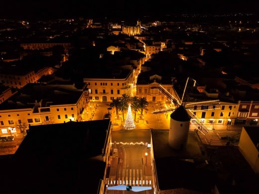 (Fotos y vídeo) Ciutadella desde el aire: la magia de las luces navideñas captada por un dron