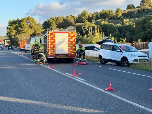 (Fotos) Accidente en la ME-1: trasladan a dos mujeres al hospital tras un aparatoso choque