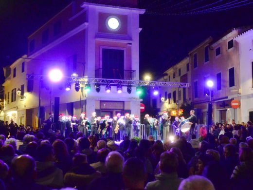 (Fotos) Es Mercadal y Fornells dan inicio a la Navidad con el encendido de luces