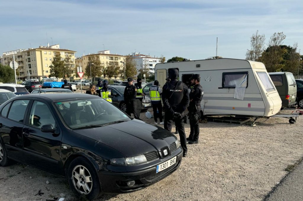 Agentes de la Policía Nacional actúan contra el narcotráfico en Menorca.