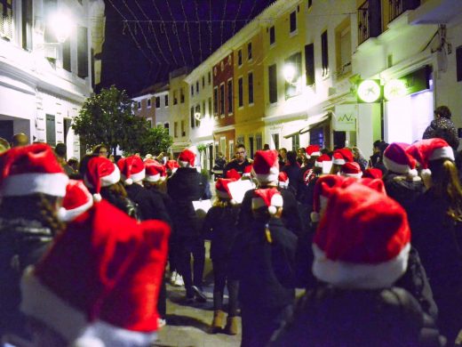 (Fotos) Es Mercadal y Fornells dan inicio a la Navidad con el encendido de luces