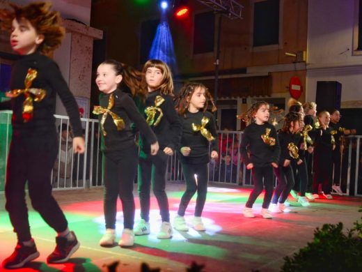 (Fotos) Es Mercadal y Fornells dan inicio a la Navidad con el encendido de luces