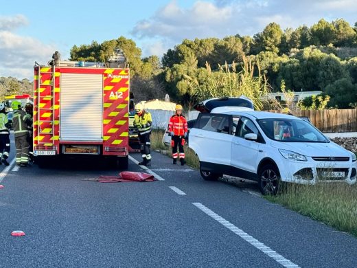 (Fotos) Accidente en la ME-1: trasladan a dos mujeres al hospital tras un aparatoso choque