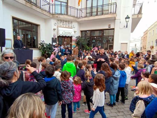 (Fotos y vídeos) Los más pequeños de Menorca despiden el año con las campanadas infantiles