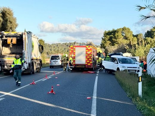 (Fotos) Accidente en la ME-1: trasladan a dos mujeres al hospital tras un aparatoso choque