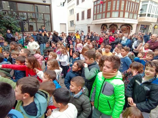 (Fotos y vídeos) Los más pequeños de Menorca despiden el año con las campanadas infantiles