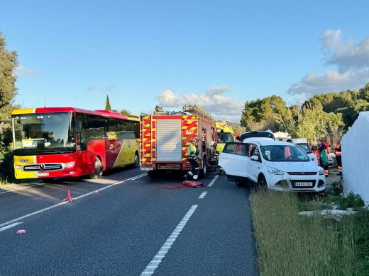 (Fotos) Accidente en la ME-1: trasladan a dos mujeres al hospital tras un aparatoso choque