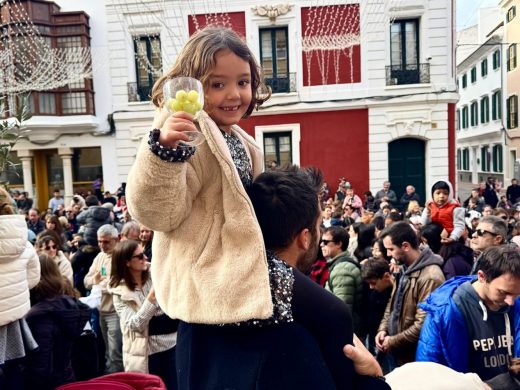 (Fotos y vídeos) Los más pequeños de Menorca despiden el año con las campanadas infantiles