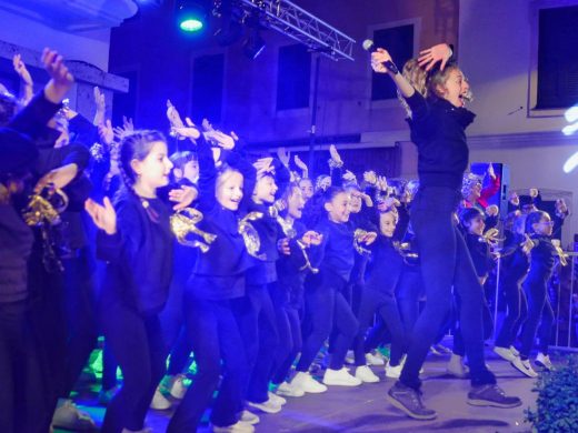 (Fotos) Es Mercadal y Fornells dan inicio a la Navidad con el encendido de luces