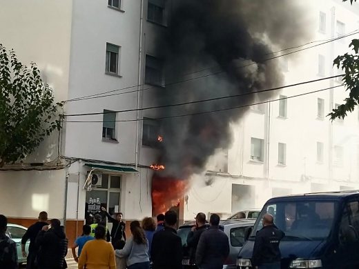 (Fotos y vídeo) Un incendio arrasa un garaje en Andrea Dòria