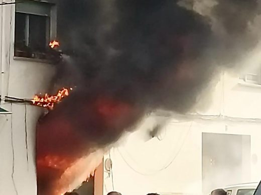 (Fotos y vídeo) Un incendio arrasa un garaje en Andrea Dòria