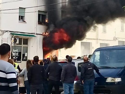 (Fotos y vídeo) Un incendio arrasa un garaje en Andrea Dòria