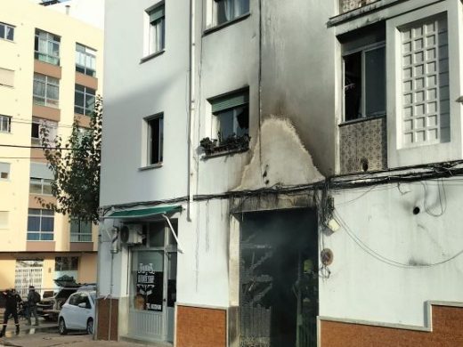 (Fotos y vídeo) Un incendio arrasa un garaje en Andrea Dòria