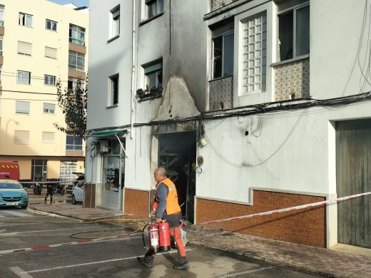 (Fotos y vídeo) Un incendio arrasa un garaje en Andrea Dòria