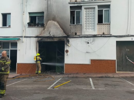 (Fotos y vídeo) Un incendio arrasa un garaje en Andrea Dòria