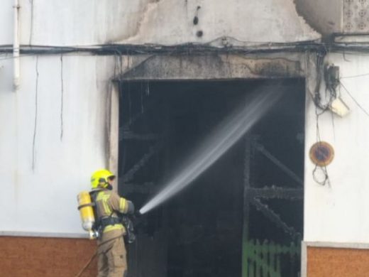 (Fotos y vídeo) Un incendio arrasa un garaje en Andrea Dòria